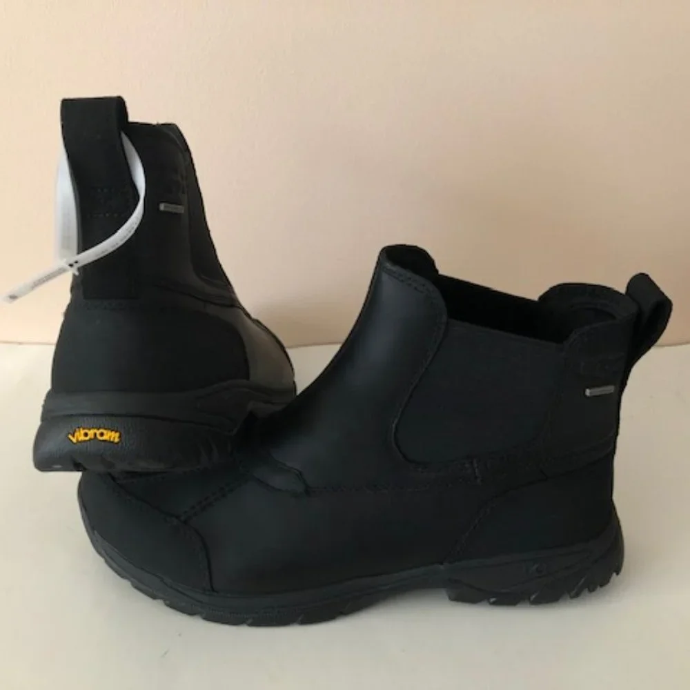 UGG Butte Chelsea leather fur waterproof black boot. Size: 11